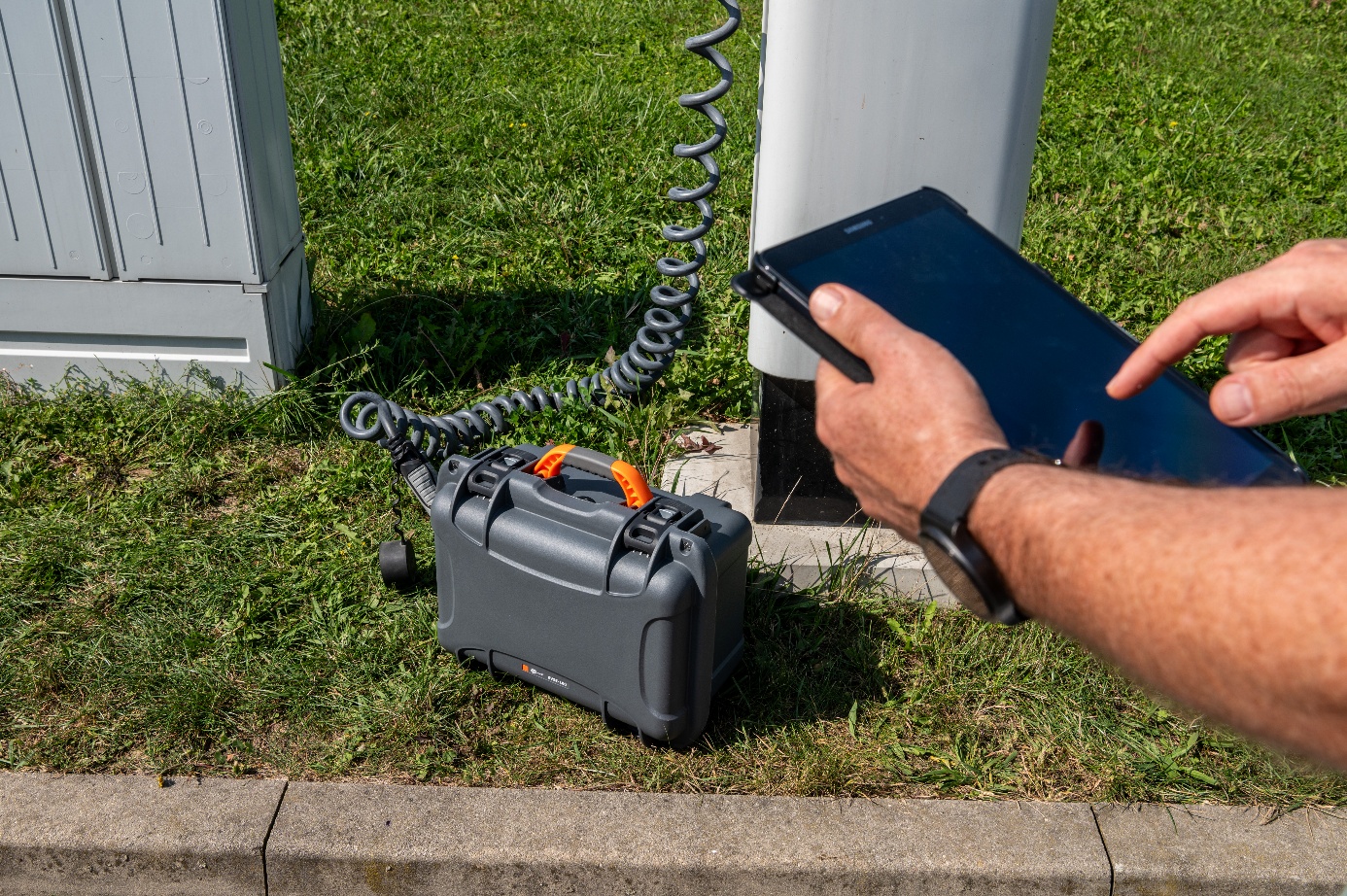 Testing of EV charging stations using the Sonel EVSE-100