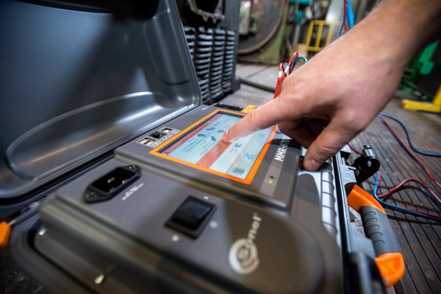 The large display of the Sonel MMR-6700 ensures fast and clear reading of results