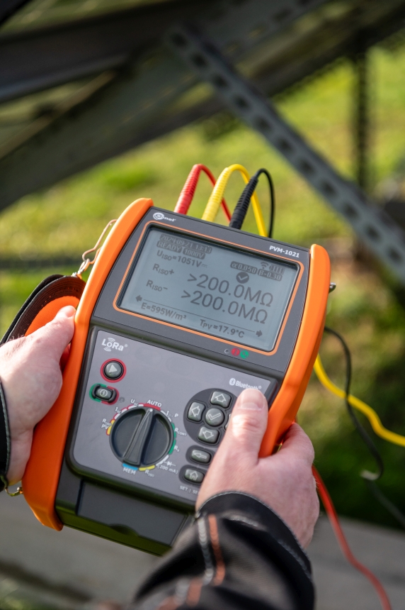 Performing a measurement with the Sonel PVM-1021 meter